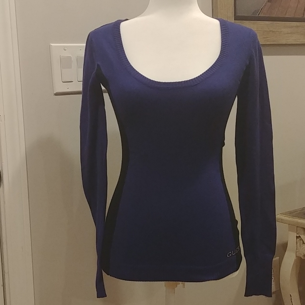 💗CLOSET CLOSE OUT💗
Guess Ladies Scoop Neck Sweater
SIZE S/P
